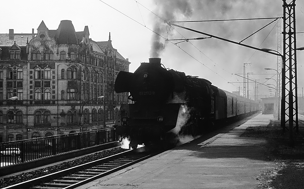 Im Gegenlicht: 03 2172-9 verlässt im August 1977 den Bahnhof Dresden Mitte in Richtung Görlitz