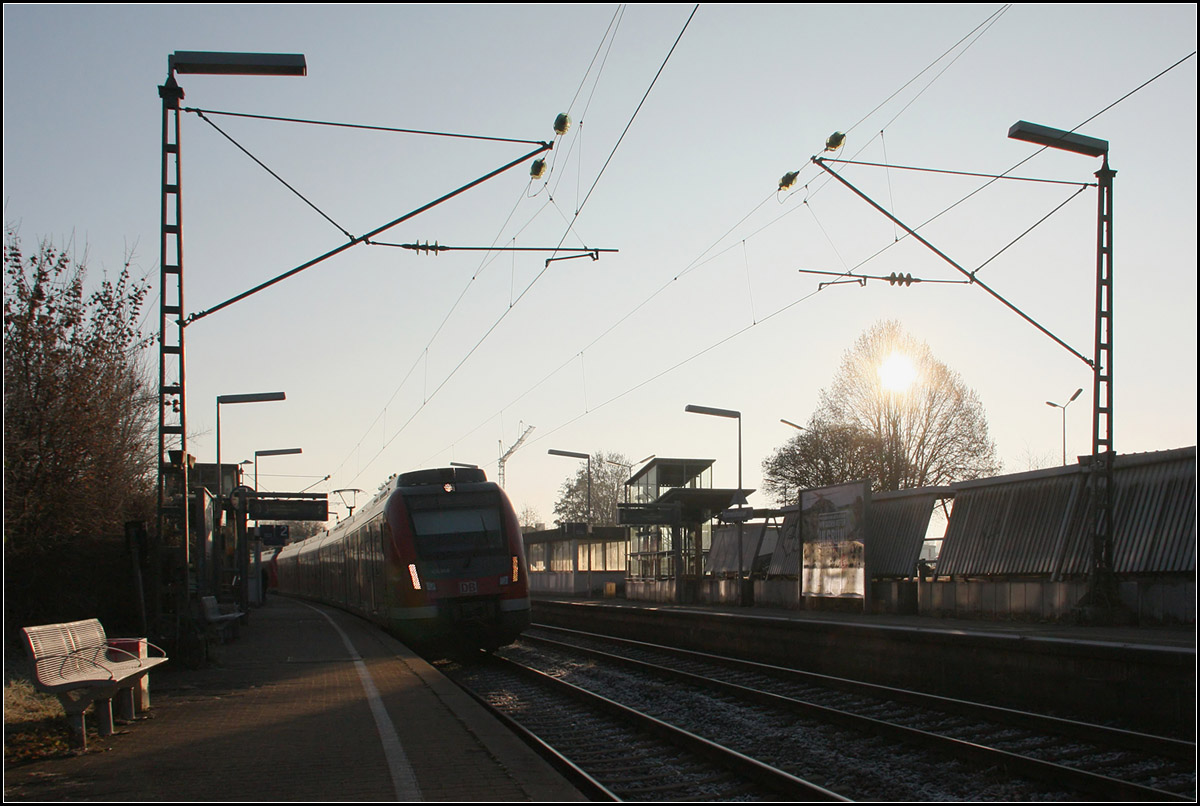 Im Gegenlicht - 

...die S-Bahnstation Rommelshausen mit der Sonne im Baum.

31.12.2016 (M)