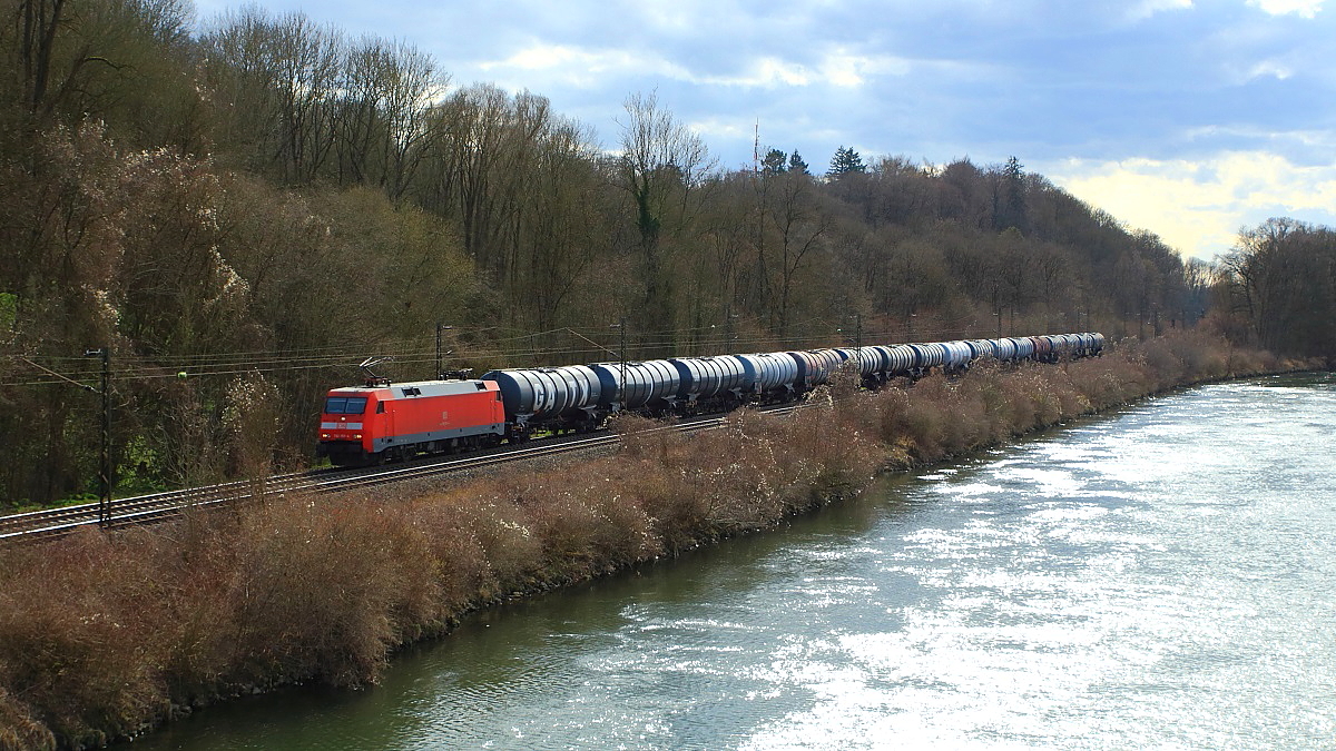 Im Gegenlicht: Eine unbekannte 152 am 29.03.2016 mit einem Tankwagenzug am Donauufer bei Günzburg