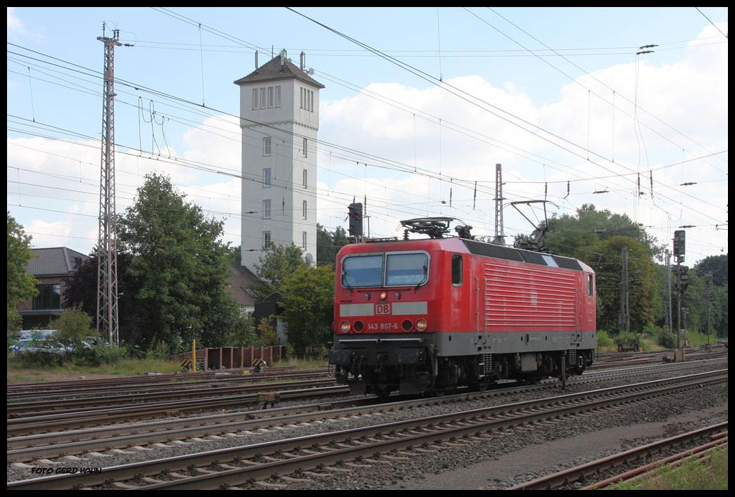 Im Gegenlicht kam 143807 mit dem Zugzielanzeiger  Sonderfahrt  am 30.08.2016 um 14.43 Uhr in Richtung Bremen fahrend durch den Bahnhof Verden an der Aller.