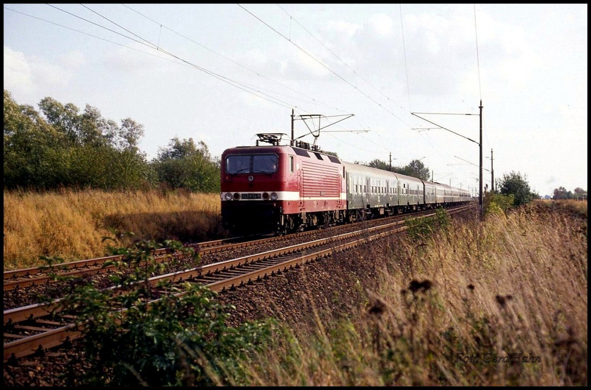 Im Gegenlicht kam mir am 4.10.1991 um 13.33 Uhr der D 512 mit 243874 nach Stralsund bei Teschenhagen entgegen.