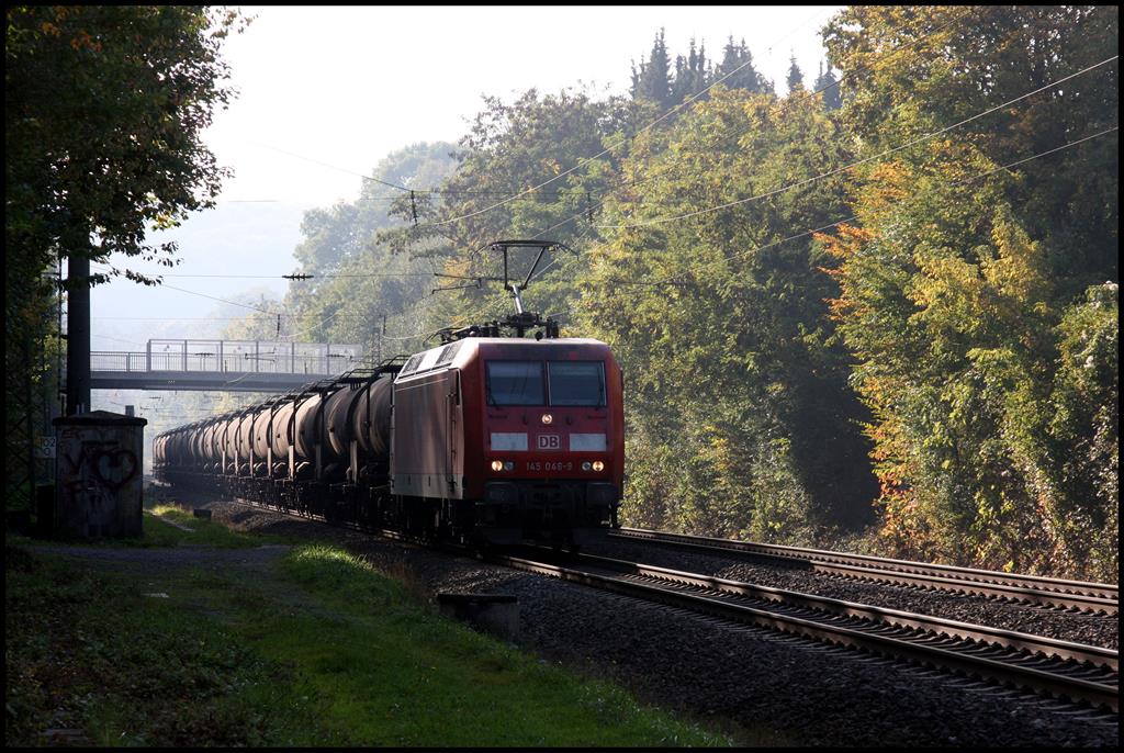 Im Gegenlicht kommt hier 145046 am 9.10.2018 aus dem nördlichen Einschnitt am Lengericher Tunnel. Der Zug ist um 15.57 Uhr in Richtung Osnabrück unterwegs.