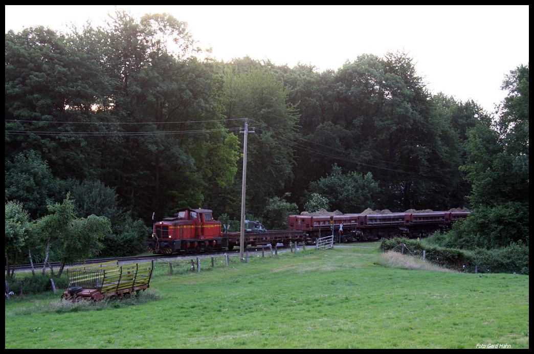 Im Gegenlicht der Morgensonne kommt GMH 8 am 13.6.2017 morgens um 05.55 Uhr an der Ortsgrenze zu Hasbergen an und ist mit ihrem Schuttzug unterwegs zum Augustaschacht.