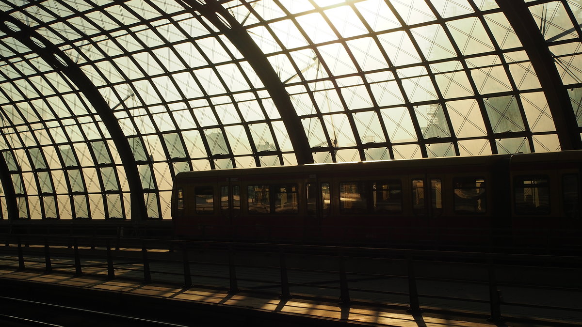 Im Gegenlicht der untergehenden Sonne über Berlin fährt eine S-Bahn westwärts aus dem Berliner Hbf.

Berlin, der 13.05.2018