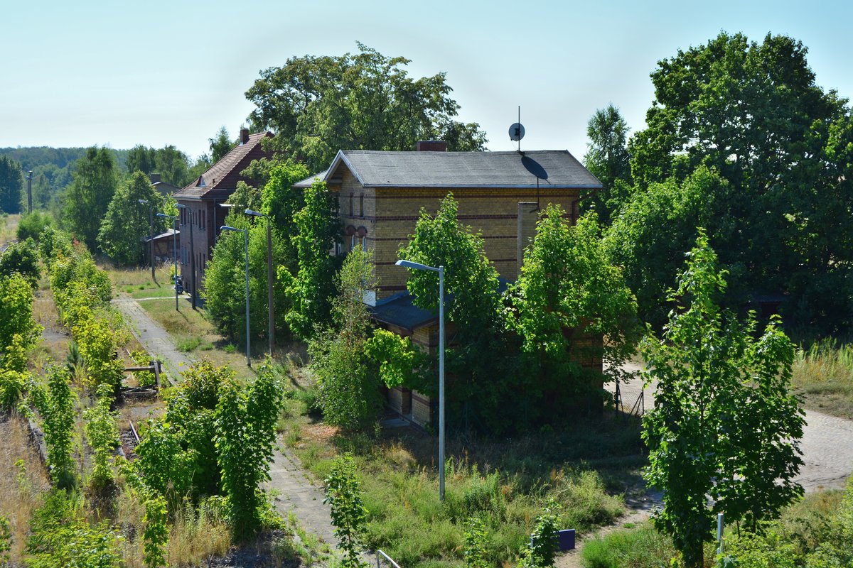 Im Gegensatz zu den Bahnsteigen werden die alten Empfangs und Dienstgebäude der Städtebahn weitergenutzt als Wohnung ect.

Bad Belzig 26.07.2018