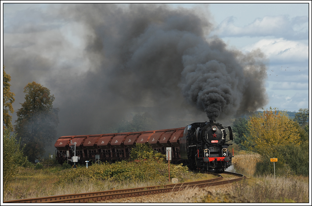Im Gegensatz zu Österreich, weiß die tschechische Staatsbahn ihre Vergangenheit noch zu würdigen. Wie jedes Jahr fand heuer am 22.9.2018 in Budweis der nationale Tag der Eisenbahn statt. Neben 10 Damfploks, die zum Großteil um Budweis im Sonderzugeinsatz waren, gabe es auch zahlreiche historische Dieselloks und Triebwagen zu bestaunen. Höhepunkt, den wir aus terminlichen Gründen leider nicht beiwohnen konnten, war eine Nachtparade auf der Drehscheibe in Budweis. Mein erstes Bild zeigt 556 0506 mit ihrem Fotogüterzug Pn 54783 in Včelná rund 7 Kilometer nach der Ausfahrt aus Budweis. Neben dem Güterzug kam sie auch auf Personensonderzügen an diesem Tag zum Einsatz.