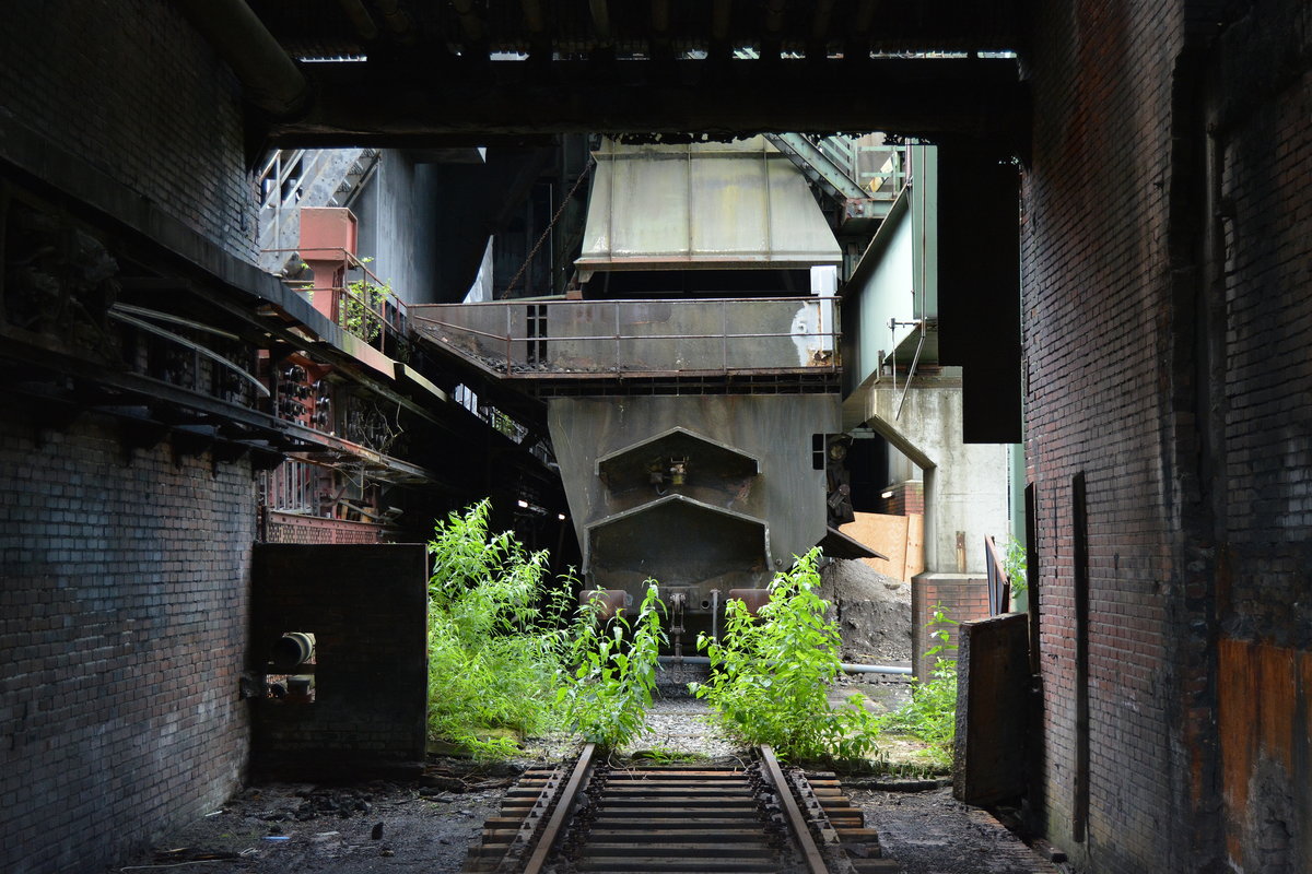 Im Gegensatz zu den Werkloks waren die Kohlewagen sehr groß und hatten ganz andere Formen als bei der normalen Eisenbahn. Hier wurde alles extakt auf den Regellichtraum abgestimmt.

Zeche Zollverein 26.06.2016