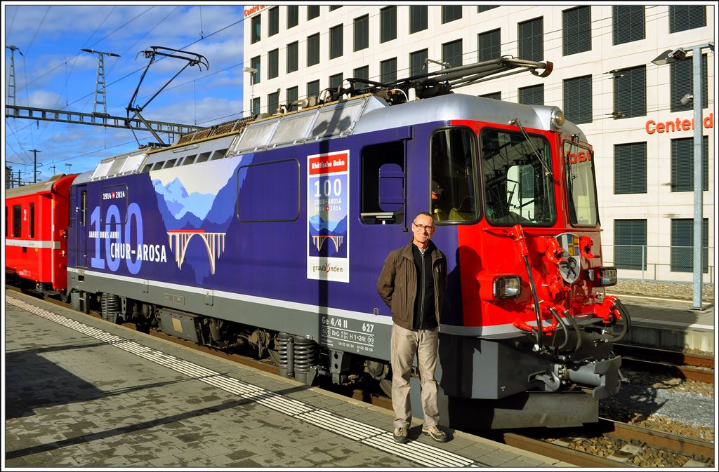 Im Gegensatz zum 100 Jahr Jubiläum der Arosabahn, feiert mein Kollege Peter am 14.10.2014
seinen 50 Geburtstag. Ge 4/4 II 627  Reichenau/Tamins  macht mit dem RE1233 n ach Scuol/Tarasp einen Zwischenhalt in Chur. (14.10.2014)