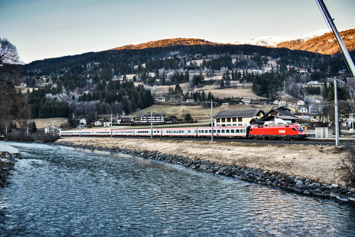 Im Gegensatz zum Norden Österreichs, leisten wir Kärntner weiter hin Widerstand gegen den Schnee ;-)
Hier durchfährt soeben eine 1116, mit dem IC 632  Lienzer Dolomiten  (Lienz - Wien Hbf), die Haltestelle Berg im Drautal.
Aufgenommen am 11.1.2019.