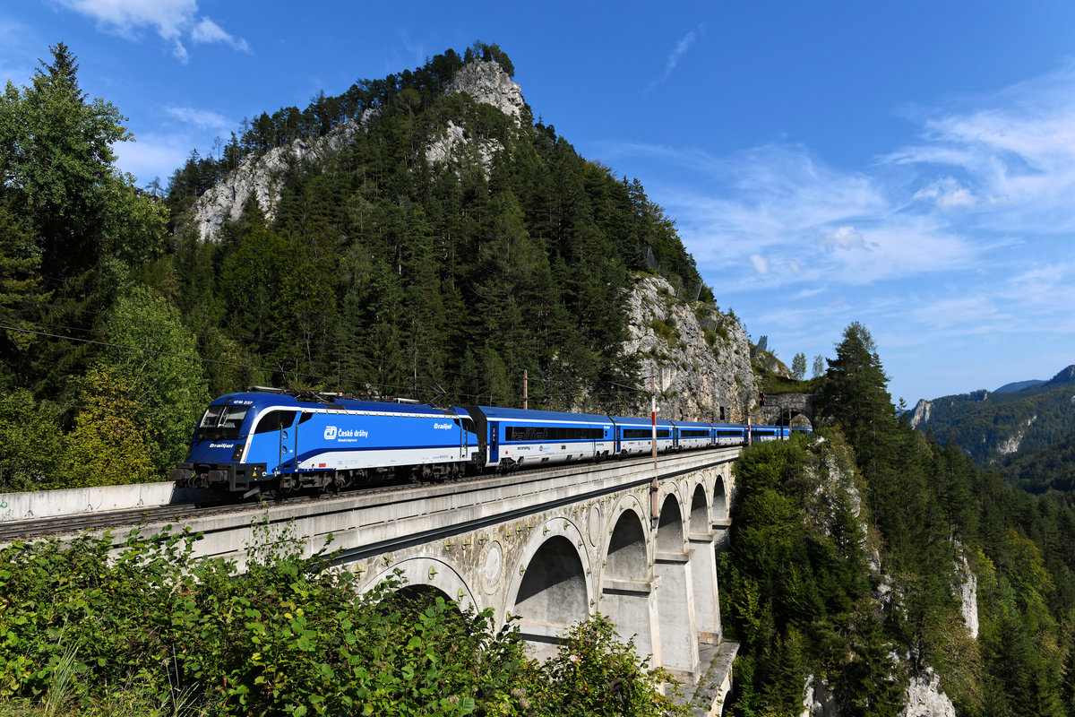 Im Gegensatz zum österreichischen Pendant weist der tschechische railjet ein sehr attraktives Farbschema auf, bei dem man gerne den Auslöser der Kamera betätigt. Allerdings ist es gar nicht einfach, eine stilreine Garnitur mit richtig gedrehter Lok zu erwischen. Am 21. September 2020 hatte ich jedoch Glück und der RJ 75  Vindobona  von Praha hl.n. nach Graz HBF wies die gewünschte Zusammenstellung auf. Beim Überqueren des Krauseklause-Viadukts bei Breitenstein gelang eine Aufnahme des Fernzuges mit traditionsbeladenem Namen.  