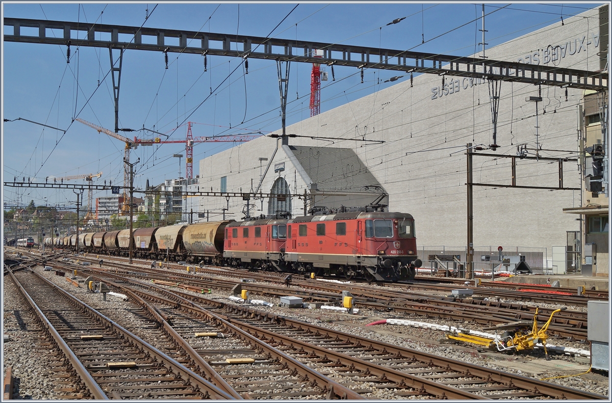 Im Gegensatz zum Reiseverkehr wird der Güterverkehr sofern Last vorhanden, weitergeführt. Im Bild der  Spaghetti  Zug von Frankreich nach Italien im Transit via Vallorbe - Simplon bei der Einfahrt in Lausanne. 

Die beiden SBB Re 4/4 II 11250 und 11275 sind mit 17 Uagpps Wagen bzw. 68 Achsen unterwegs.

17. April 2020