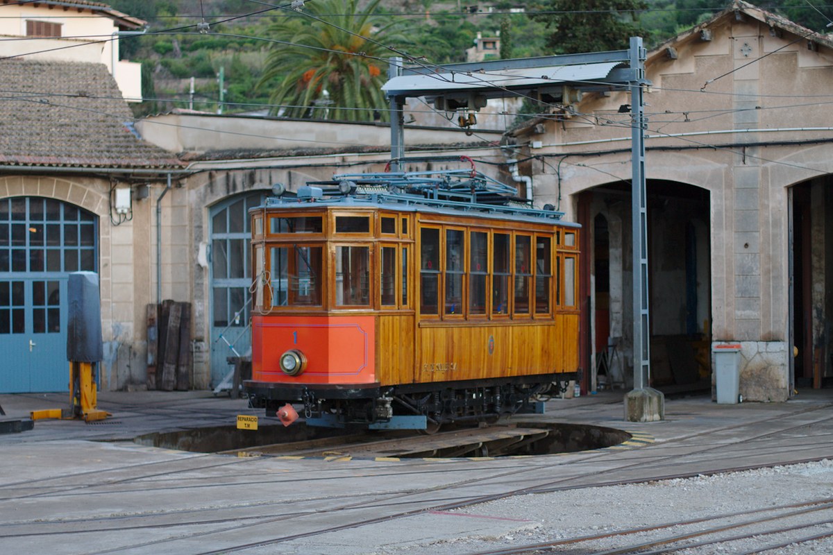 Im Gegensatz zum Straßenbahnwagen 20 weißt der Wagen 1 eine kantige Front auf. Zu sehen ist er am 04.04.2014 vor der Werkstätte, die von der Straßenbahn und des Ferrocarril de Sóller gemeinsam genutzt wird. 