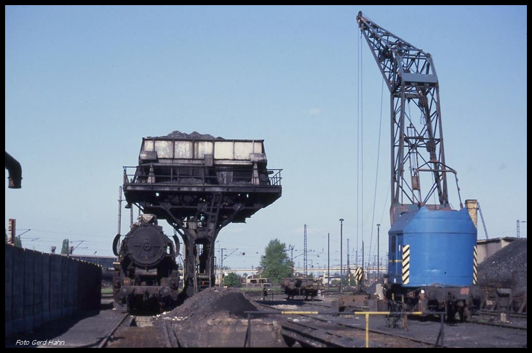 Im Gegensatz zur abgestellten 525660 war der Kohlebagger im BW Leipzig Engelsdorf am 1.5.1990 noch in Betrieb.