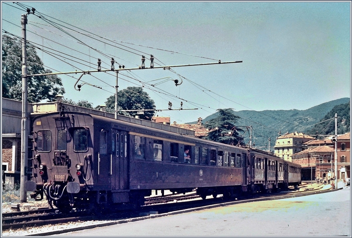 Im Gegensatz zur heutigen Trenord (TN-I) nutzte die damalige FNM (aus welcher die Trenord hervorging) meist älteres Rollmaterial, welches sich zudem ziemlich vom Rollmaterial der FS unterschied. 

Im Bild ein damals typischer FNM Triebwagenzug mit Steuerwagen - Motorwagen und Steuerwagen welcher die Station Como FNM (heute Como Lago) verlässt. 

11. Juni 1985