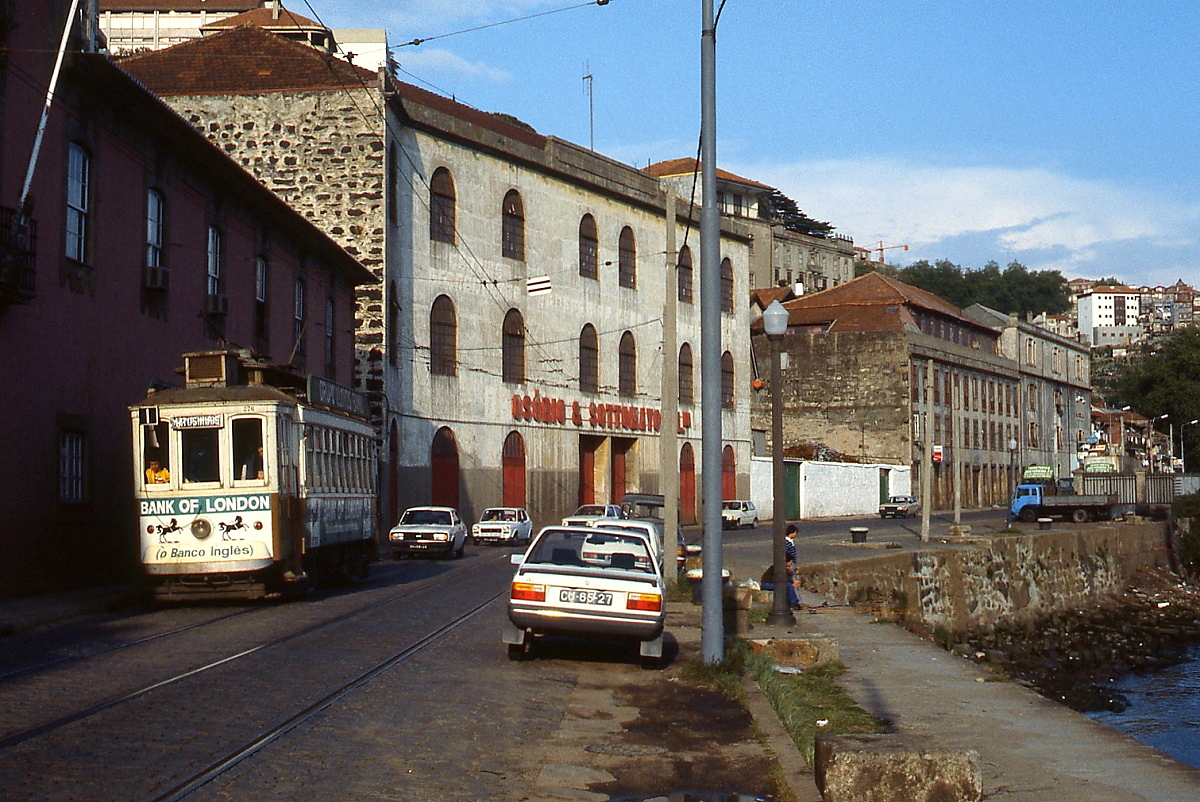 Im Gegensatz zur mit Zweiachsern betriebenen Linie 18 setzte die Straßenbahn Porto auf der am Duoroufer entlang führenden Linie 1 Vierachser ein, hier ist der 1928 in Dienst gestellte Tw 276 im April 1984 nach Matosinhos unterwegs