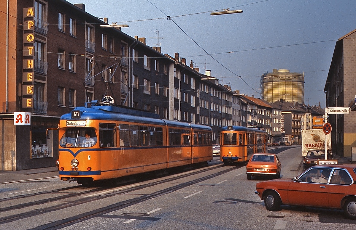 Im Gegensatz zur Serie 3801-16 wurden die Achtachser 3817-22 mit einer geteilten Frontscheibe geliefert. Hier befährt ein Triebwagen dieser Serie um 1985 als Linie 611 die Heckinghauser Straße in Richtung Gabelpunkt, im Hintergrund ein Fahrzeug der Serie 3801-16. Nach der Stilllegung der Talbahn im Juni 1985 verkehrten die Bahnen bis zur endgültigen Einstellung der Wuppertaler Straßenbahn am 30.05.1987 über diese Strecke nach Heckinghausen.