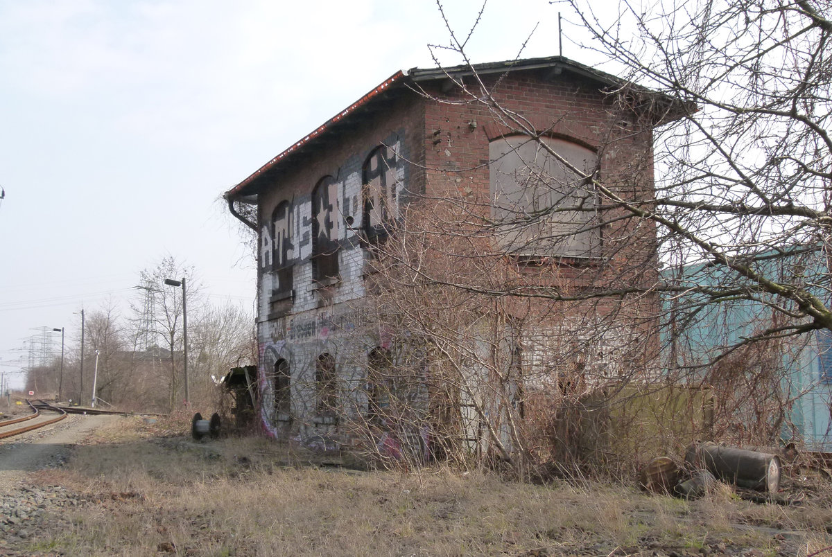 Im Gelände des ehemaligen Güterbahnhofes Dresden-Niedersedlitz steht am Abzweig der südlichen Gütergleise dieses längst verlassene Stellwerk. Im Hintergrund befindet sich das Umspannwerk der Bahnstromversorgung. Den heute das Gelände absperrenden Zaun gab es zum Zeitpunkt der Aufnahme, 09. September 2013, noch nicht.