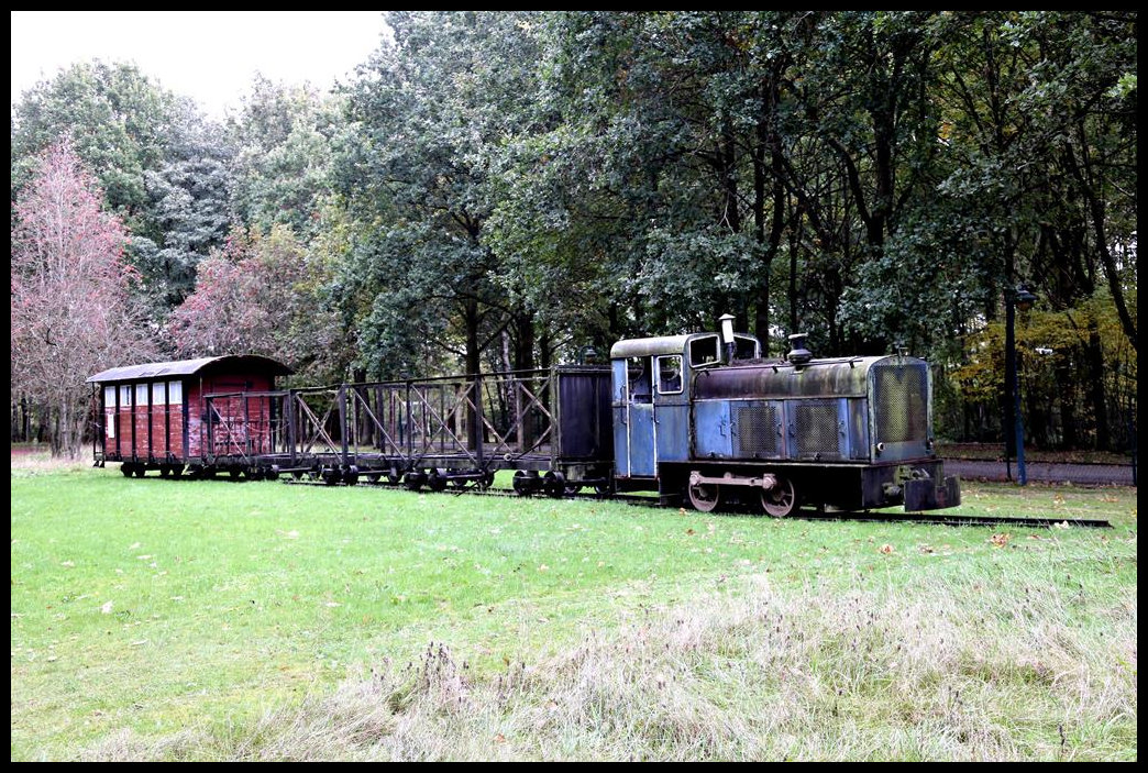 Im Gelände des Moor Museum in Geeste ist auch dieser Feldbahn Zug als Denkmal aufgestellt. Am 6.10.2021 war dieser Zug aus einer Deutz Diesellok A 3 M 220 und Torf Transport Wagen und einem alten Aufenthaltswagen gebildet.