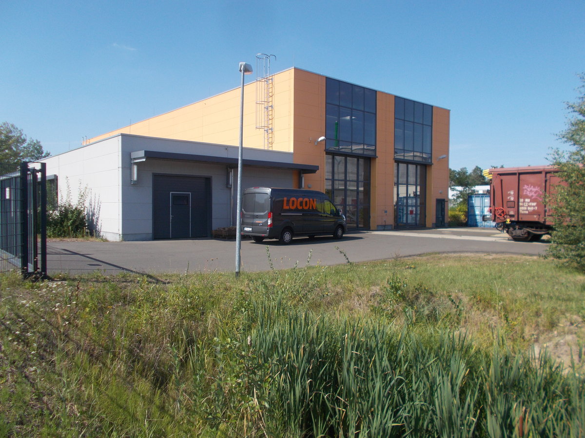 Im Gewerbegebiet in Pinnow befindet sich auch die Werkstatt von LOCON.Da das Gelände nicht betreten darf,blieb mir am 24.August 2019,die Möglichkeit die Werkstatt durch den Zaun zufotografieren.