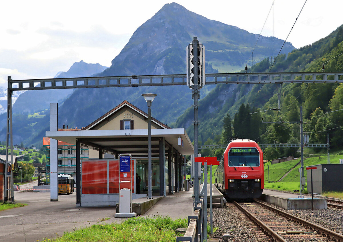 Im Glarnerland: Gleisende in Linthal, ganz hinten im Kanton Glarus. Lok 450 069 steht mit ihrem Doppelstockzug bereit für die Rückfahrt nach Zürich, zuerst ganz gemächlich zum Tal hinaus, dann fast ohne weitere Zwischenhalte rasant nach Zürich. 10.September 2021 