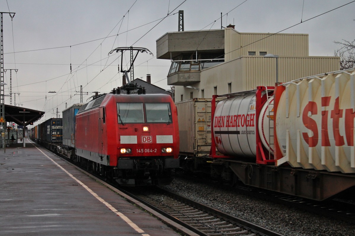 Im gleichen Moment, als 185 578-2  Christine  von Crossrail durch Müllheim (Baden) fuhr, kam aus Norden die 145 064-2 ebenfalls mit einem Containerzug durch.