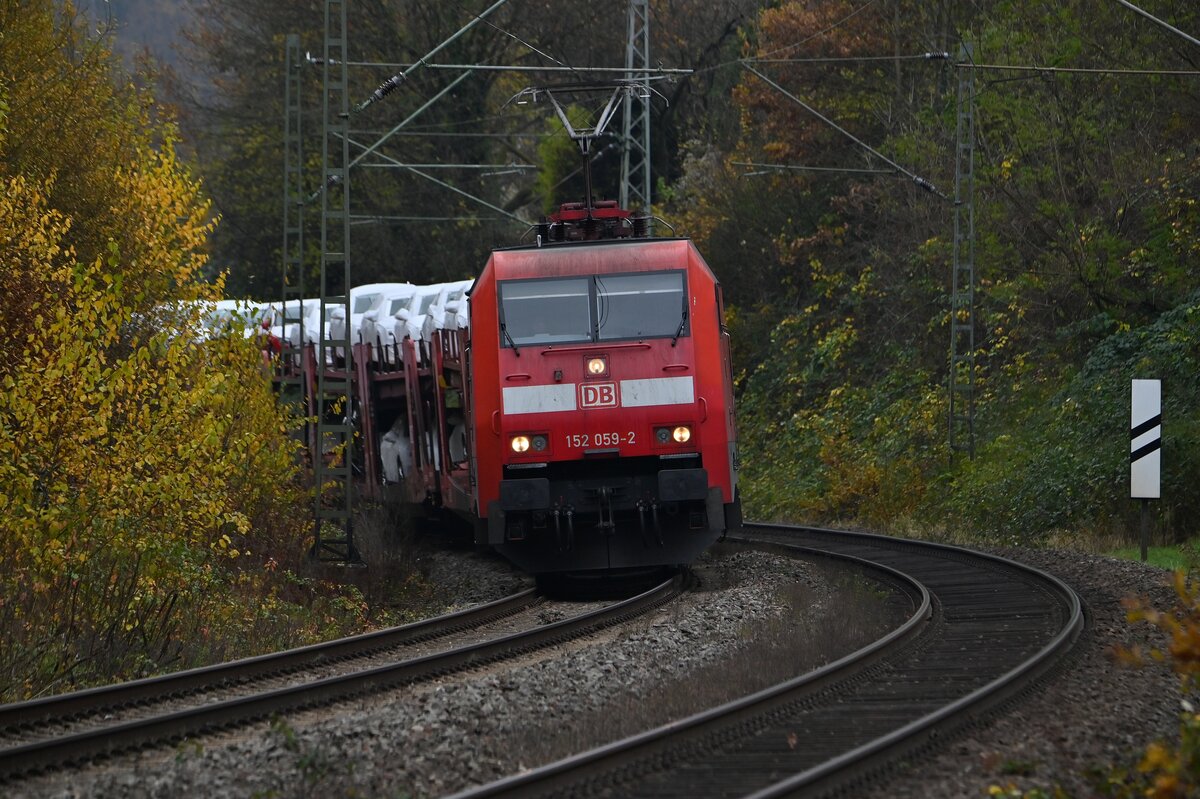 Im Gleisbogen auf höhe des Bauhofes kommt am Mittag gegen 13.00 Uhr die 152 059 mit dem Audizug aus dem Bogen in Neckargerach gefahren. 15.11.2021
