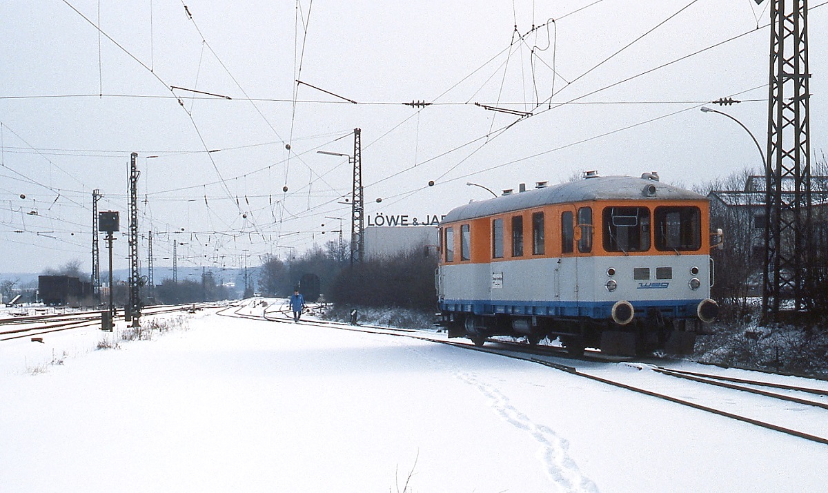Im Gleisvorfeld des Bahnhofes Vaihingen (Enz) Nord ist der 1927 von der Deutschen Reichsbahn in Dienst gestellte T 04 der WEG im Februar 1992 abgestellt. Nachdem die Neubaustrecke von Mannheim nach Stuttgart 1991 in Betrieb genommen worden ist, verkehren - bis auf Übergaben - auf der im Hintergrund sichtbaren früher dichtbefahrenen Strecke keine Züge mehr.