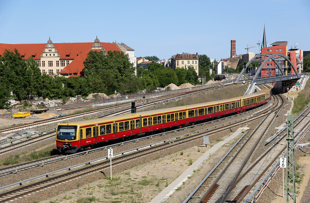 Im Gleisvorfeld des Berliner Ostkreuzes konnten diese beiden 481er am 20. Mai 2018 fotografiert werden.
