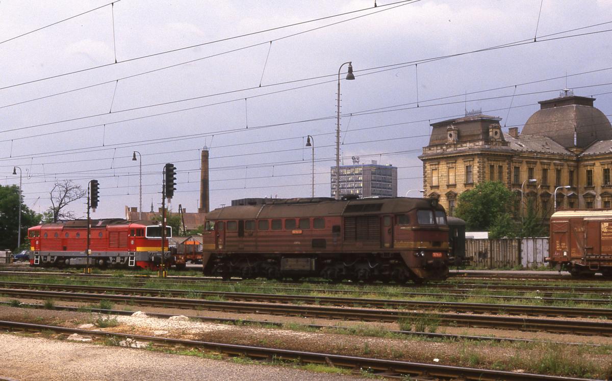 Im Gleisvorfeld des Plzen Gottwaldovo Nadrazi stehen zwei Dieselloks bereit.
Bei dem im Vordergrund zu sehenden Sergej handelt es sich um T 6790027.