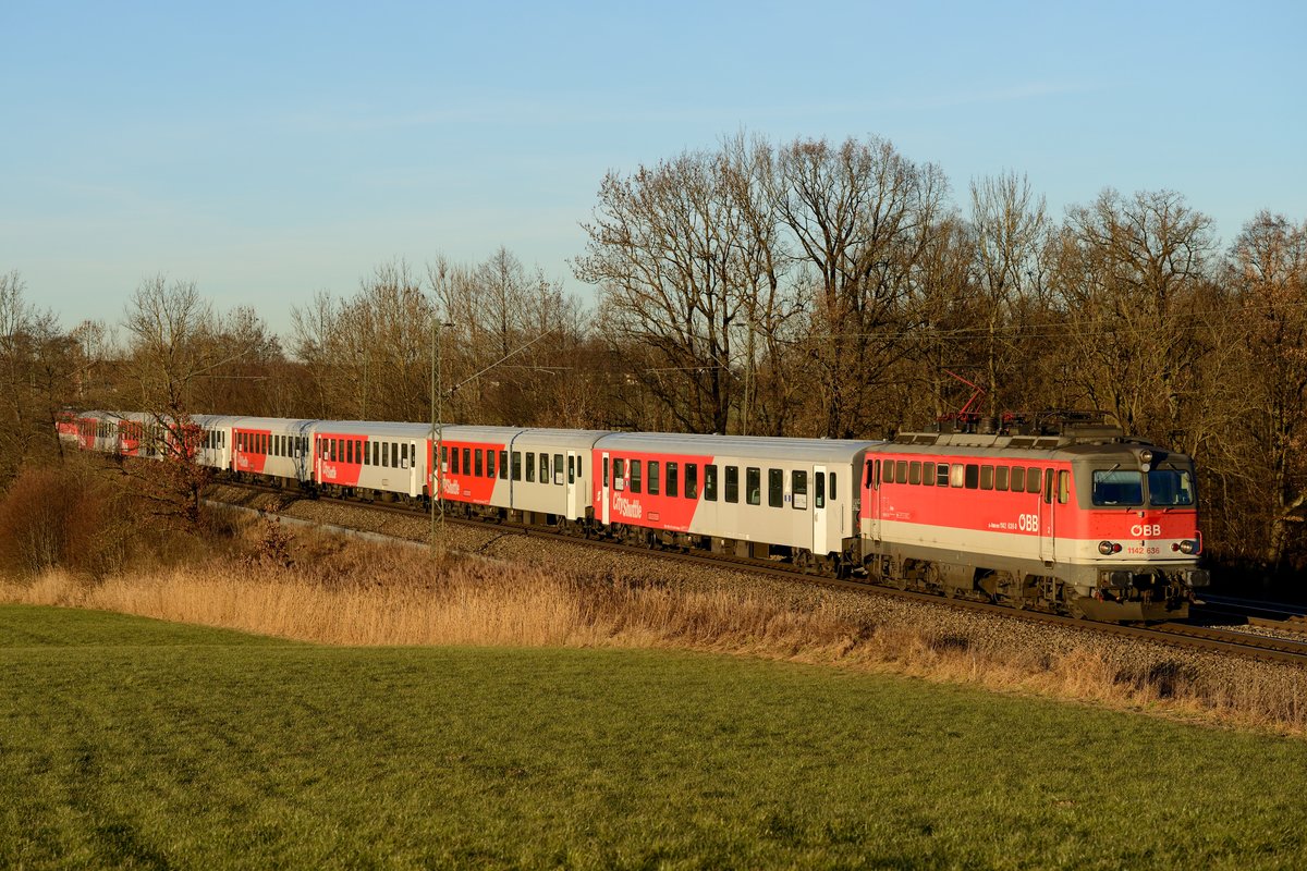 Im goldenen Abendlicht des 16. Dezember 2013 gelang dann noch diese Aufnahme des M 79025, geführt im Rahmen des Meridian Ersatzzug-Konzeptes mit einer ÖBB CityShuttle Garnitur. Zuglok war die 1142.636, zum Aufnahmezeitpunkt seit kurzem mit PZB90 ausgerüstet und somit wieder auf deutschen Schienen zugelassen und einsetzbar.
