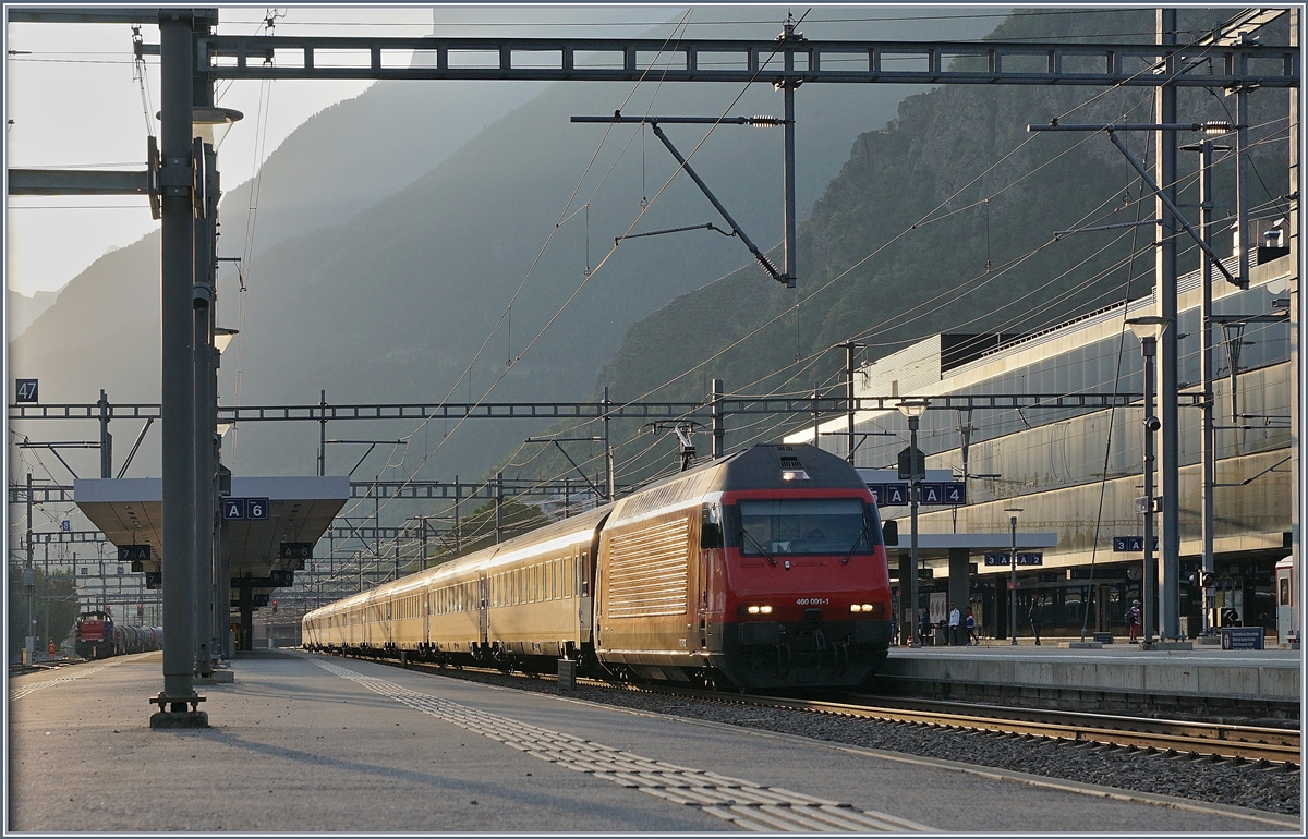 Im goldenen (Gegen)-Licht zeigt sich die SBB Re 460 001-1 mit ihrem IR 1810 (IR90 Brig Genève Aéroport) beim Halt in Visp.

31. August 2019