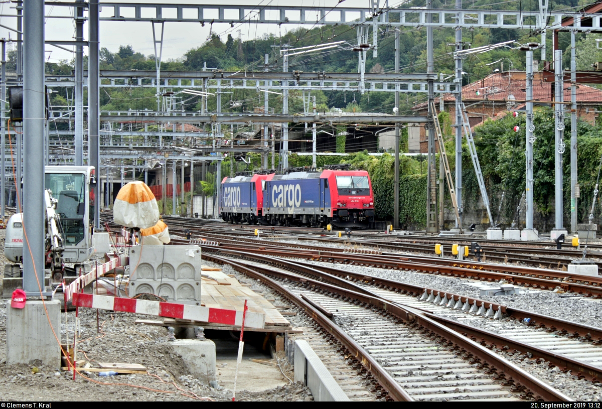 Im Grenzbahnhof Chiasso (CH) sind Re 484 018-7 SBB und eine unbekannte Schwesterlok der SBB Cargo AG hinter Baumaterial abgestellt.
Aufgenommen am Ende des Bahnsteigs 1.
[20.9.2019 | 13:12 Uhr]