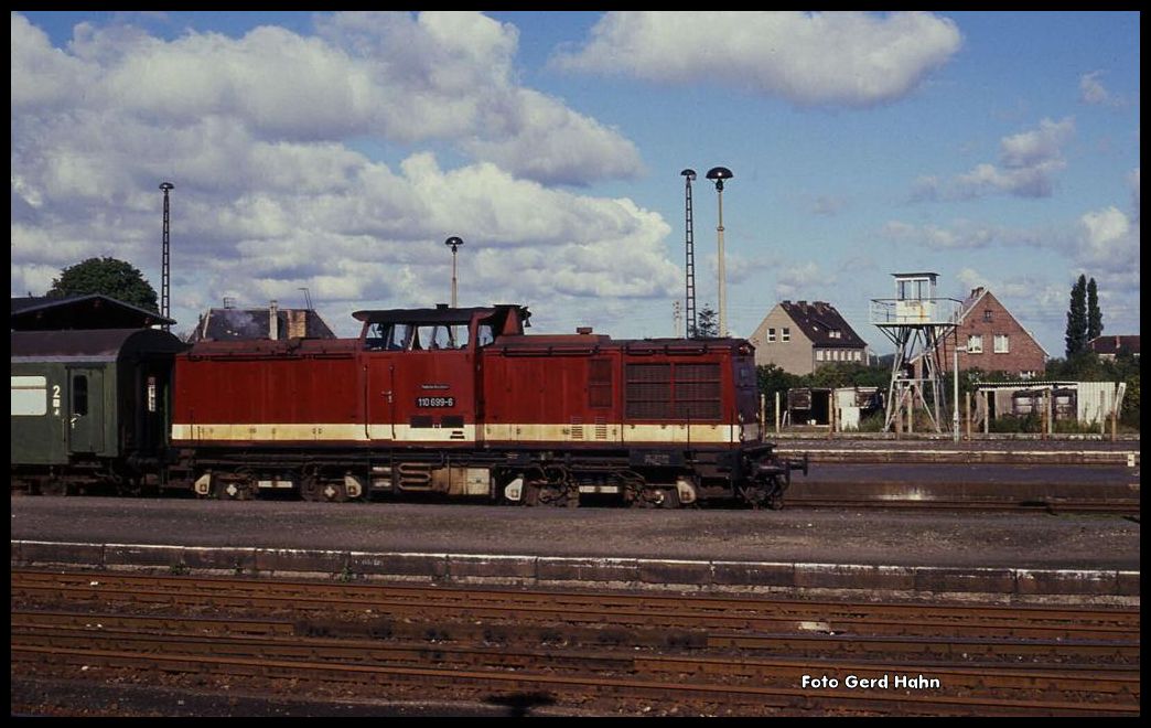 Im Grenzbahnhof Oebisfelde konnte ich am 16.9.1990 noch einen ehemaligen Postenturm der Grenztruppe zusammen mit 110699 im Bild erfassen. Gebraucht wurde er zum Glück zu diesem Zeitpunkt aber nicht mehr. 