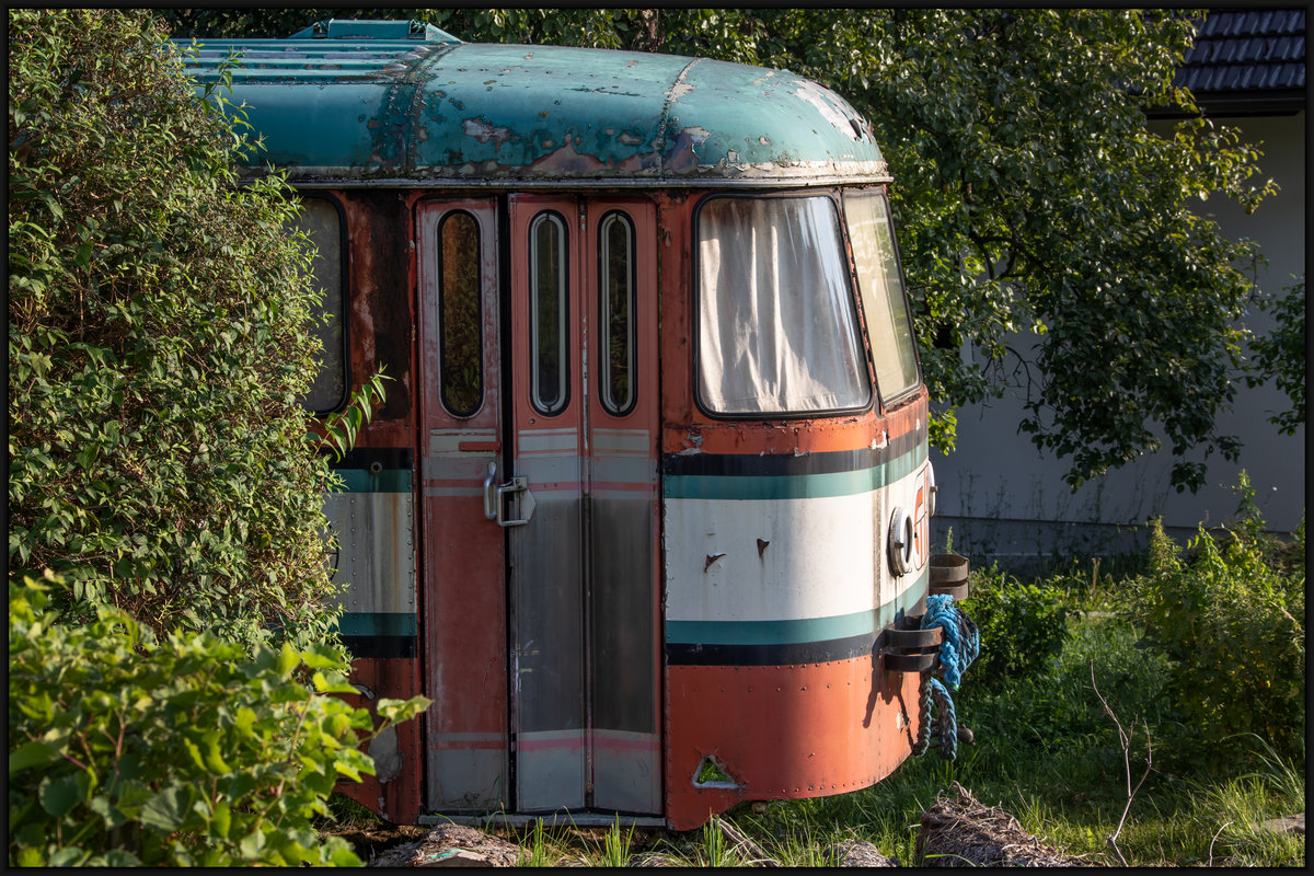 Im Grünen .... 


Steht VB10.07 . 
Der sich im Privat-Besitz befndliche Beiwagen sonnt sich in den ersten Strahlen des Morgens. 
10.08.2020