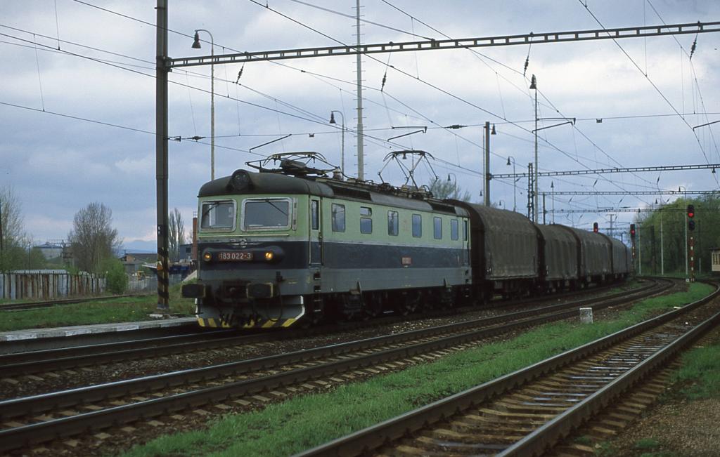 Im Gterbereich des Bahnhof Liptovsky Mikulas wartet am 2.5.2003 
182022 um 14.08 Uhr mit ihrem Gterzug auf Weiterfahrt in Richtung 
Poprad.