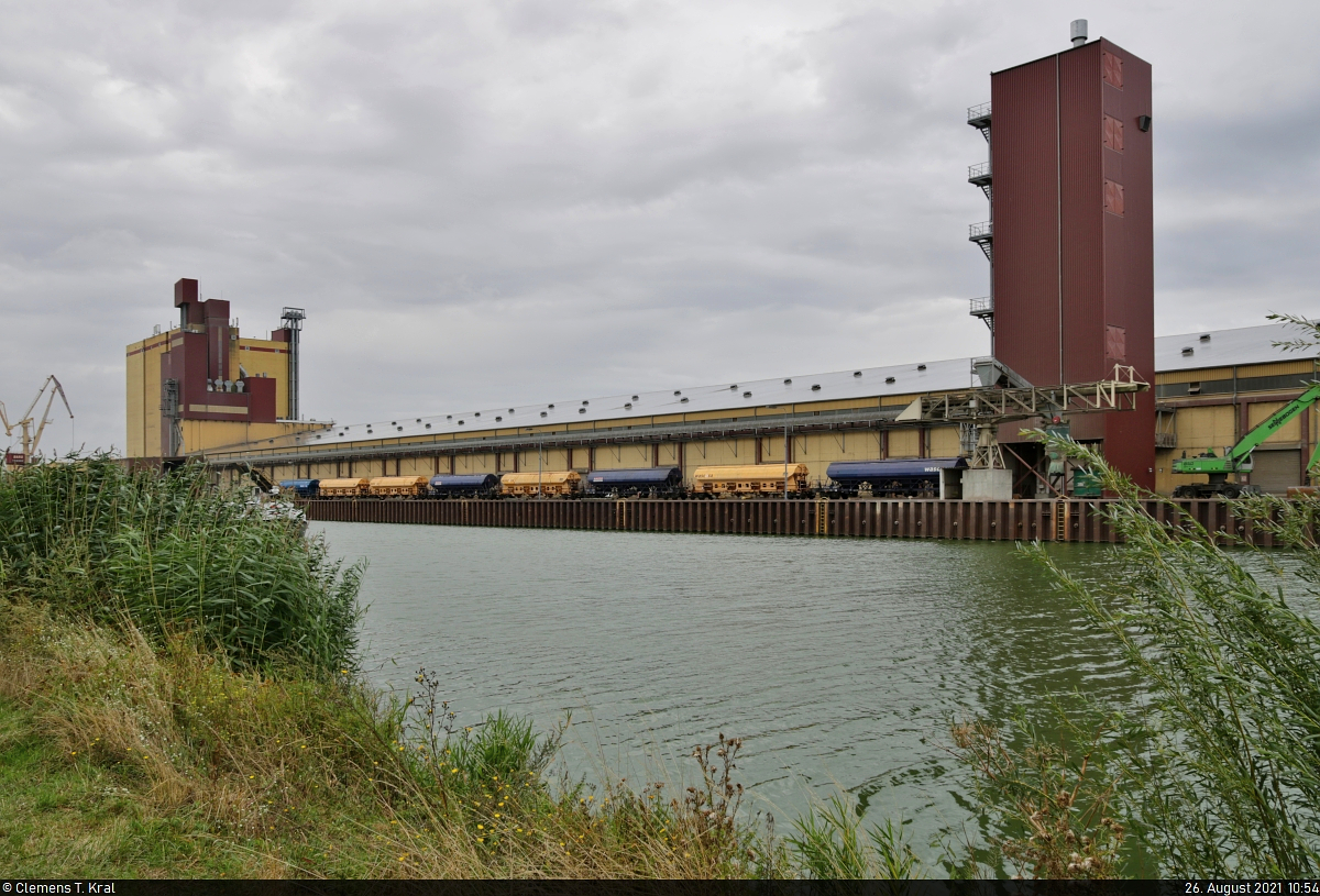 Im Hafen Bülstringen am Mittellandkanal befindet sich ein Gleisanschluss der AGRAVIS Ost GmbH & Co. KG. Gerade stehen niederländische Schwenkdachwagen mit der Bezeichnung  Tadns  bereit.

🕓 26.8.2021 | 10:54 Uhr