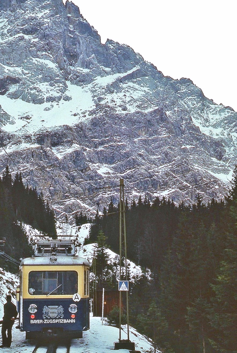 Im Haltepunkt Riffelriss wartet ein Zugspitzbahn-Triebwagen der Serie 1-4 im Dezember 1978 eine Zugkreuzung ab. Direkt hinter der Station beginnt die Tunnelstrecke hinauf zum Schneefernerhaus.