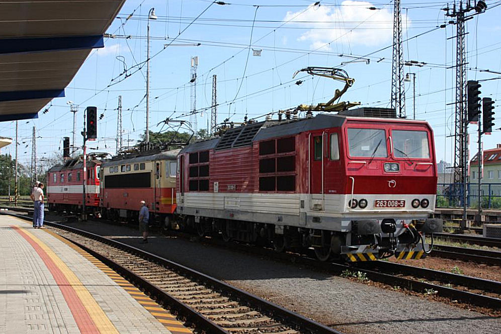 Im Hauptbahnhof von Bratislava wird am 30.08.2009 ein Lokzug zusammen gestellt.
Eine der drei Loks ist die 263008 der slowakischen Eisenbahn.