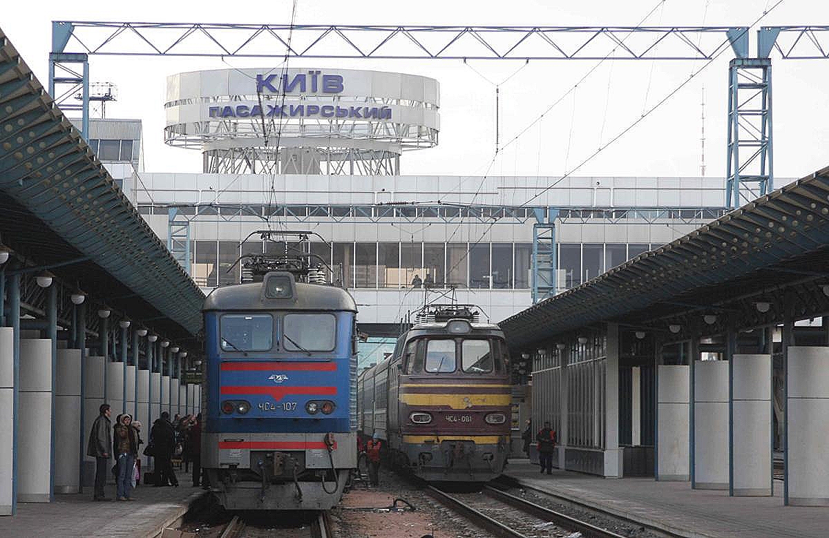 Im Hauptbahnhof Kiew stehen zwei Elektrolok Generationen am 23.02.2008 zur Abfahrt bereit. Links ist die moderne YC 4 - 107 und rechts ihre Vorgängerin im 
Personenzug Dienst YC 4-081 zu sehen.