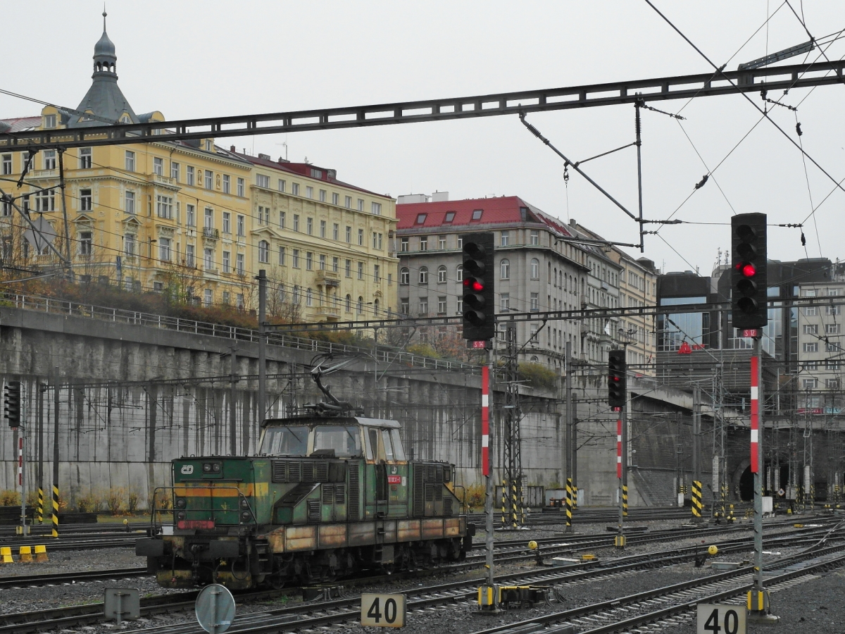 Im Hauptbahnhof von Prag hat 111 031-1 Sonntagsruhe (15.11.2015).