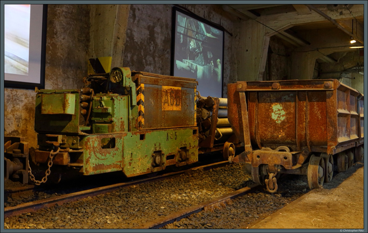 Im Hauptraum des ehemaligen Grubenbahnhofs im Besucherbergwerk Rammelsberg steht die Akku-Lok A 5. (Goslar, 21.07.2019)