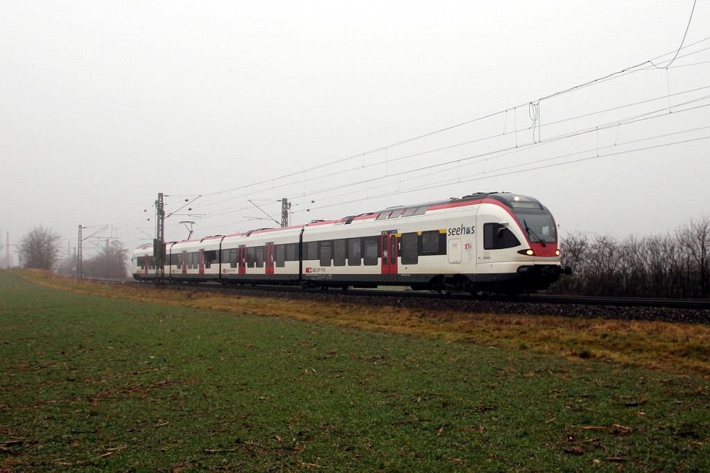 Im Hegau wird viel geFLIRTet:

Hier der Seehas-FLIRT 521 205 als SBB 87699 auf dem Weg nach Engen (09.01.2016)