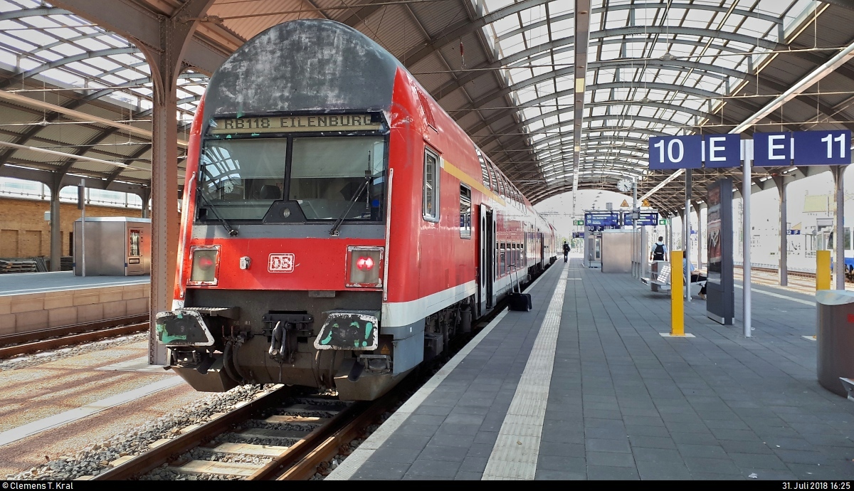 Im heißen Sommer 2018 fuhren auf der S9 der S-Bahn Mitteldeutschland Ersatzzüge, wahrscheinlich, um die gewöhnlichen BR 1442 (Bombardier Talent 2) sukzessive aus dem Verkehr zu nehmen und mit WLAN auszustatten.
DABbuzfa 760 (50 80 36-33 053-0 D-DB | Heimat-Bw: Dresden) mit Zuglok 143 276-4 (Heimat-Bw: Magdeburg) von DB Regio Südost als S 37923 (S9) nach Eilenburg steht in ihrem Startbahnhof Halle(Saale)Hbf auf Gleis 10 E-G.
[31.7.2018 | 16:25 Uhr]
