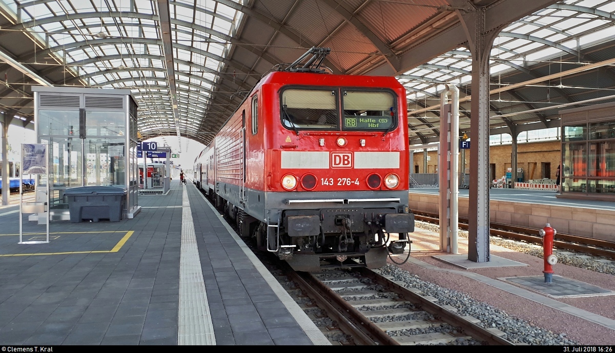 Im heißen Sommer 2018 fuhren auf der S9 der S-Bahn Mitteldeutschland Ersatzzüge, wahrscheinlich, um die gewöhnlichen BR 1442 (Bombardier Talent 2) sukzessive aus dem Verkehr zu nehmen und mit WLAN auszustatten.
143 276-4 (Heimat-Bw: Magdeburg) von DB Regio Südost als S 37923 (S9) nach Eilenburg steht in ihrem Startbahnhof Halle(Saale)Hbf auf Gleis 10 E-G.
[31.7.2018 | 16:26 Uhr]