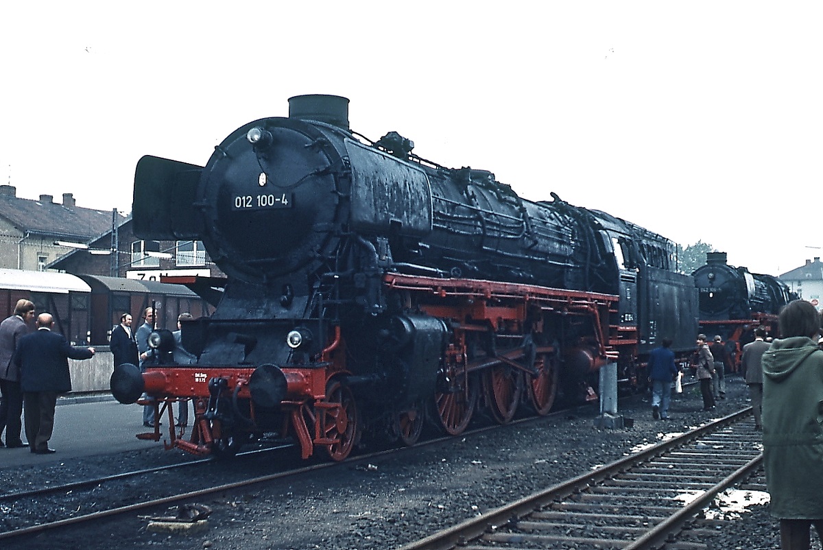 Im Herbst 1972 wurde das 125-jährige Bestehen der Köln-Mindener Eisenbahn mit einer Fahrzeugausstellung im Bahnhof Minden gefeiert. Die abgebildete 012 100-4 hatte damals noch knapp drei Jahre im Plandienst vor sich. Damals konnte niemand ahnen, dass sie auch noch im 21. Jahrhundert als Museumslok unterwegs sein wird.