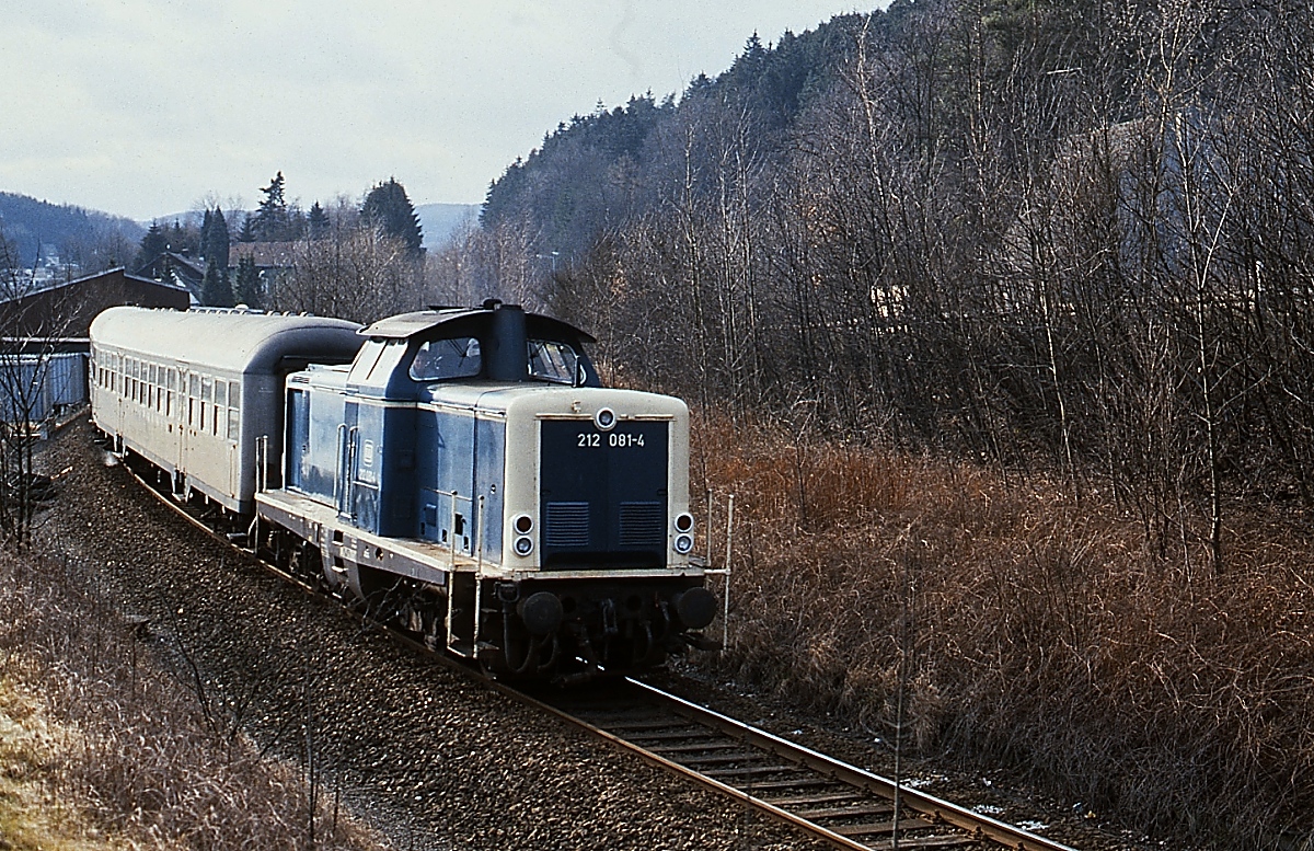 Im Herbst 1987 hat 212 081-4 mit einem Nahverkehrszug Hemer verlassen und sich auf den Weg nach Menden gemacht. Am 28.05.1989 wurde der Personenverkehr zwischen Iserlohn und Menden eingestellt. Anläßlich der Landesgartenschau 2010 verkehrten letztmalig Züge zwischen Menden und Hemer. Die Gleise wurden 2014 abgebaut, es gibt aber Bemühungen zur Reaktivierung der Strecke.