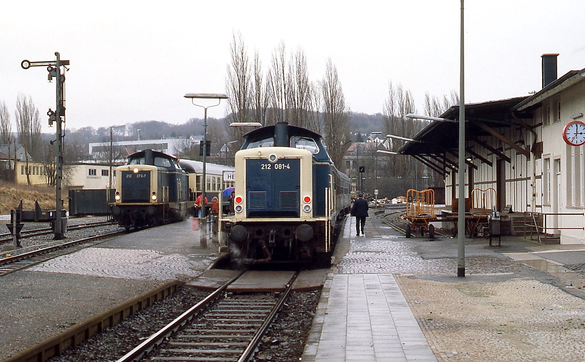 Im Herbst 1987 kreuzen 212 081-4 und 212 273-7 mit ihren Nahverkehrszügen im Bahnhof Hemer. Trotz dichten Verkehrs wurde die Strecke von Iserlohn nach Hemer zwei Jahre später stillgelegt.