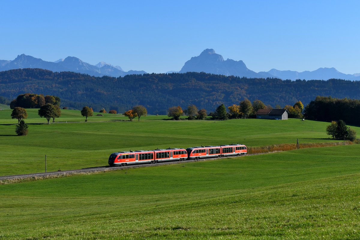 Im Herbst 2018 fuhren zahlreiche Eisenbahnfreunde an die König-Ludwig-Bahn, um vor dem anstehenden Betreiberwechsel noch die letzten Einsätze der Baureihe 218 auf dieser Strecke zu erleben. Weitgehend unbeachtet blieb, dass sich auch die Triebwagen der Baureihe 642 von dieser Strecke verabschieden mussten. Am 13. Oktober 2018 konnte ich den 642 123 mit einem weiteren Desiro als RB 57343 von Füssen nach Augsburg Hbf bei Albatsried fotografieren. An diesem herrlichen Herbsttag war die Sicht besonders klar. Im Bildhintergrund dominiert der 2047 Meter hohe Säuling, links davon kann man den Branderschrofen, den Strausberg und den Tegelberg erkennen. 