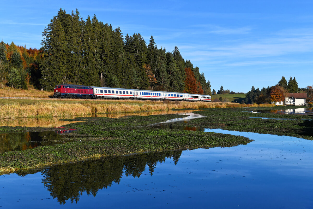 Im Herbst 2021 wurde die altrote 218 155 der NeSa für kurze Zeit von der DB angemietet, um vor den IC-Zügen im Allgäu zum Einsatz zu kommen. Am 31. Oktober 2021 ergab sich die glückliche Fügung, dass die Lokomotive vor dem  Nebelhorn  zwischen Oberstdorf und Augsburg zum Einsatz kam und das Wetter auch mitspielte. Bei Ruderatshofen wurde der Bundesbahnklassiker auf der Rückfahrt nach Oberstdorf von mehreren Fotografen erwartet. Auch die beiden Schwäne wohnten dem Spektakel bei. 