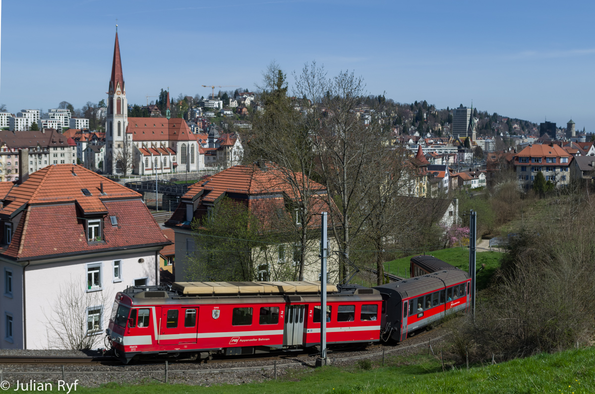 Im Herbst ist Baubeginn des neuen Ruckhaldetunnels, der die einzige Zahnradstrecke zwischen St. Gallen und Appenzell in wenigen Jahren ablösen wird. Grund genug für mich, vorher noch einmal hinzufahren. BDeh 4/4 14 hat zwei Minuten vorher den Bahnhof St. Gallen verlassen und befindet sich nun im Zahnstangenabschnitt in der Ruckhalde. 14. April 2015.